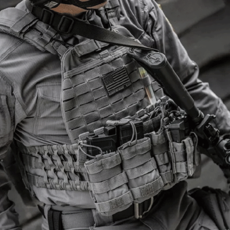 Musculation en plein air transportant du gilet d'équipement sportif