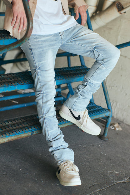 Jeans apilados del flaco del folio el estiramiento