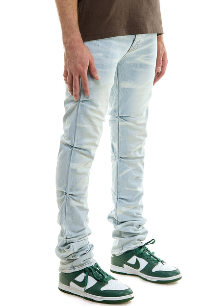 Jeans apilados del flaco del folio el estiramiento