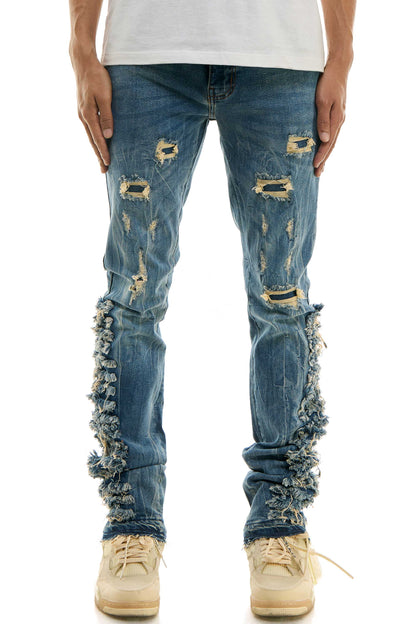 Jeans magros de homens magros em jeans lavados esticados