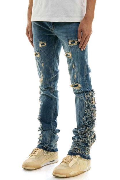 Jeans magros de homens magros em jeans lavados esticados