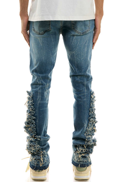 Jeans magros de homens magros em jeans lavados esticados