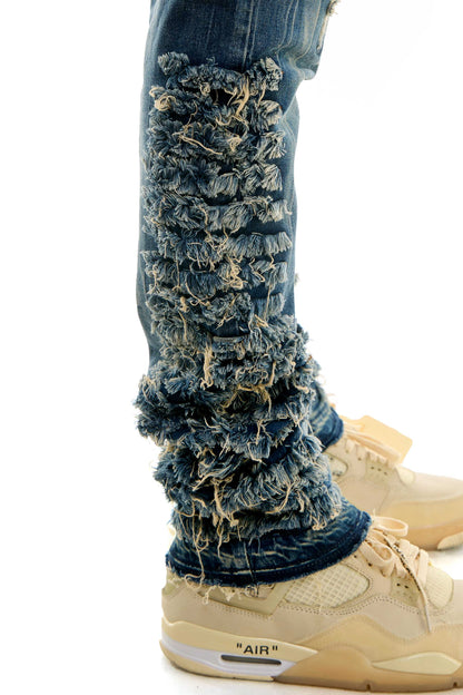 Jeans magros de homens magros em jeans lavados esticados