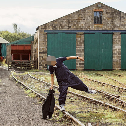 Farbanpassungsumläufe und Hosenträger-Denim-Overalls
